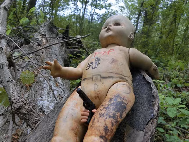 Khám phá con đường mòn tràn ngập búp bê "ma ám" không khác gì phim kinh dị, ai đi qua cũng phải rùng mình - Ảnh 3.