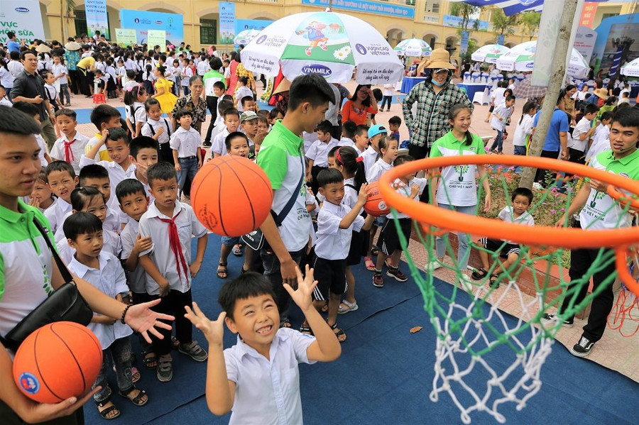 Các em học sinh háo hức tham gia các sân chơi thú vị tại chương trình. Các em học sinh háo hức tham gia các sân chơi thú vị tại chương trình.