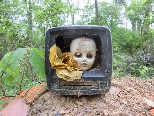 Khám phá con đường mòn tràn ngập búp bê "ma ám" không khác gì phim kinh dị, ai đi qua cũng phải rùng mình - Ảnh 2.