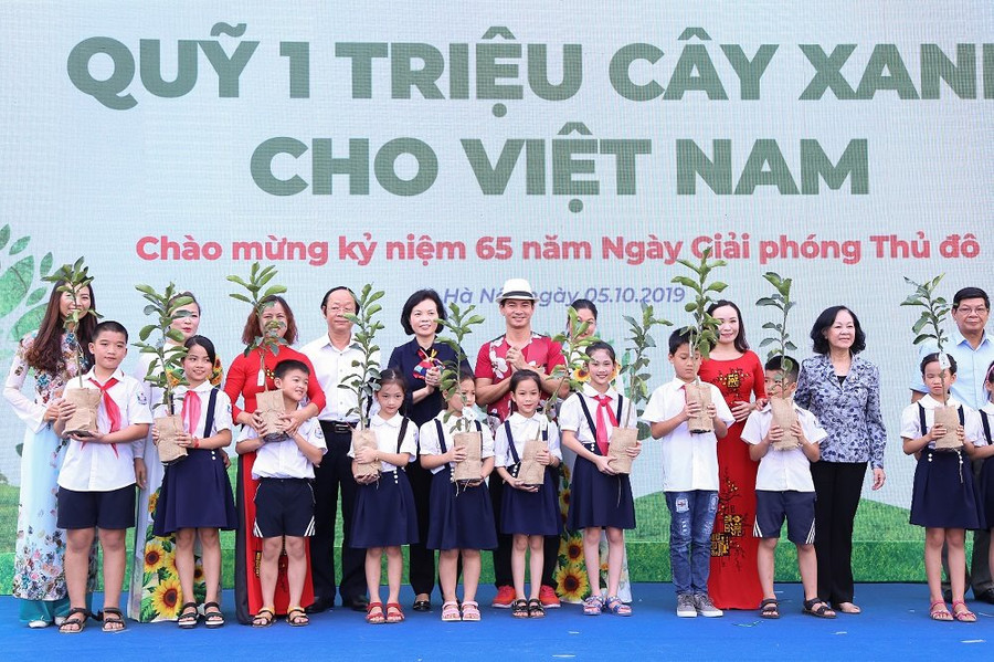 Bà Trương Thị Mai-Ủy viên Bộ Chính trị, Bí thư Trung ương Đảng, Trưởng ban Dân vận Trung ương cùng các đại biểu trao gửi thông điệp từ Quỹ 1 triệu cây xanh cho Việt Nam đến các em học sinh, mong các em biết yêu thiên nhiên và bảo vệ môi trường. Bà Trương Thị Mai-Ủy viên Bộ Chính trị, Bí thư Trung ương Đảng, Trưởng ban Dân vận Trung ương cùng các đại biểu trao gửi thông điệp từ Quỹ 1 triệu cây xanh cho Việt Nam đến các em học sinh, mong các em biết yêu thiên nhiên và bảo vệ môi trường.