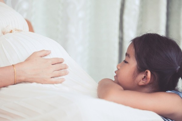 Con gái 4 tuổi thường xuyên nhìn thấy ai đó bên ngoài cửa sổ vào ban đêm, bố mẹ nhói lòng khi tìm ra sự thật-5