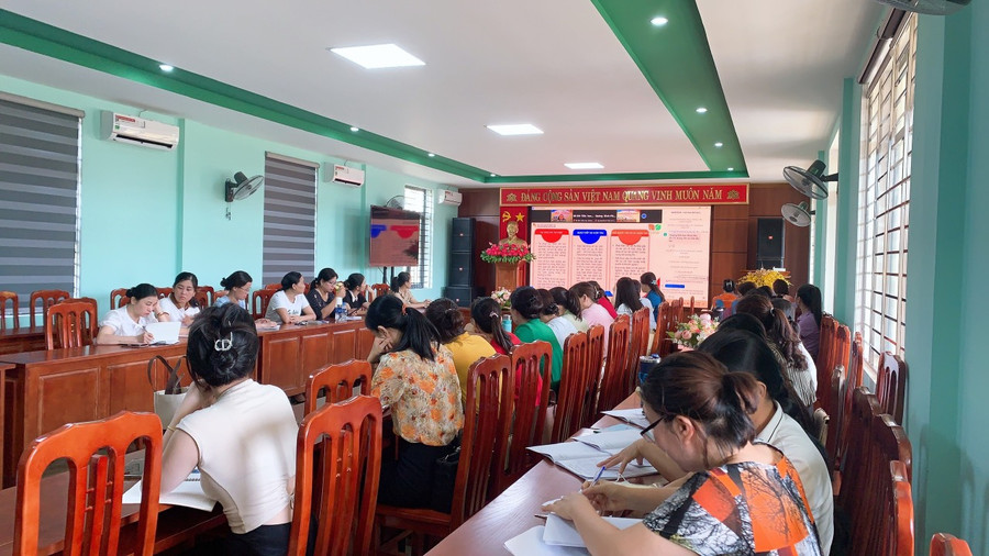 Tập huấn cho giáo viên sử dụng sách giáo khoa 4, 8, 11 ảnh 1 Tập huấn cho giáo viên sử dụng sách giáo khoa 4, 8, 11 ảnh 1