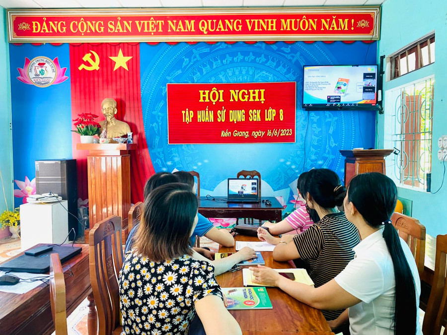 Nhiều giáo viên đánh giá, nội dung sách được cập nhật và đổi mới để phù hợp với xu thế phát triển hiện đại. (Ảnh: Thanh Bình). Nhiều giáo viên đánh giá, nội dung sách được cập nhật và đổi mới để phù hợp với xu thế phát triển hiện đại. (Ảnh: Thanh Bình).