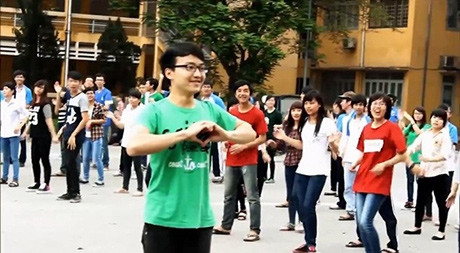 Giới trẻ đang thịnh hành với mốt tỏ tình “công phu” bằng một màn nhảy flashmob của các chàng. Ảnh minh họa