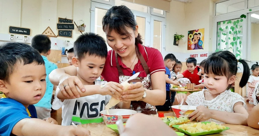 Cô Vũ Thị Thúy Thanh - giáo viên Trường Mầm non 10-10 quận Hoàng Mai luôn tận tâm với nghề và được nhiều đồng nghiệp, phụ huynh quý mến. Ảnh: Khôi Nguyên.