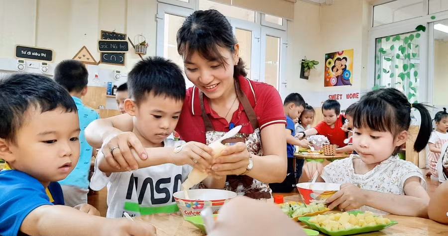 Cô Vũ Thị Thúy Thanh - giáo viên Trường Mầm non 10-10 quận Hoàng Mai luôn tận tâm với nghề và được nhiều đồng nghiệp, phụ huynh quý mến. Ảnh: Khôi Nguyên.