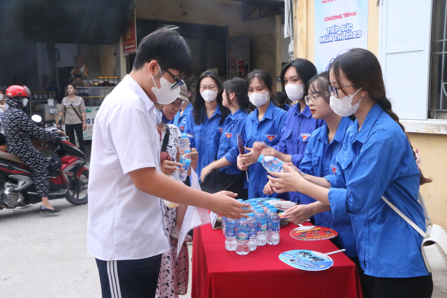 Các thí sinh được đoàn thanh niên hỗ trợ nước uống trước khi vào phòng thi. Các thí sinh được đoàn thanh niên hỗ trợ nước uống trước khi vào phòng thi.