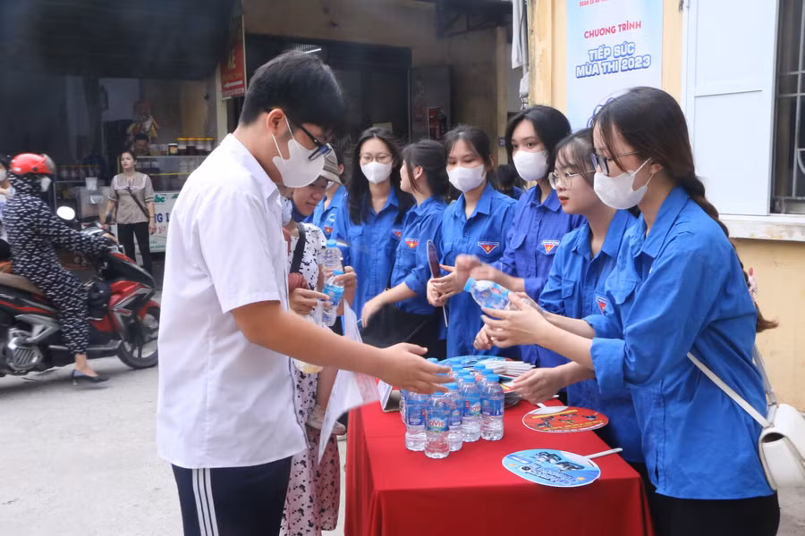 Các thí sinh được đoàn thanh niên hỗ trợ nước uống trước khi vào phòng thi.