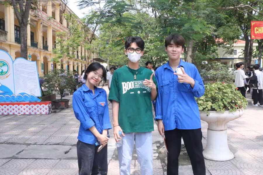 Lực lượng đoàn viên hỗ trợ thí sinh nhiệt tình trước và sau mỗi buổi thi.