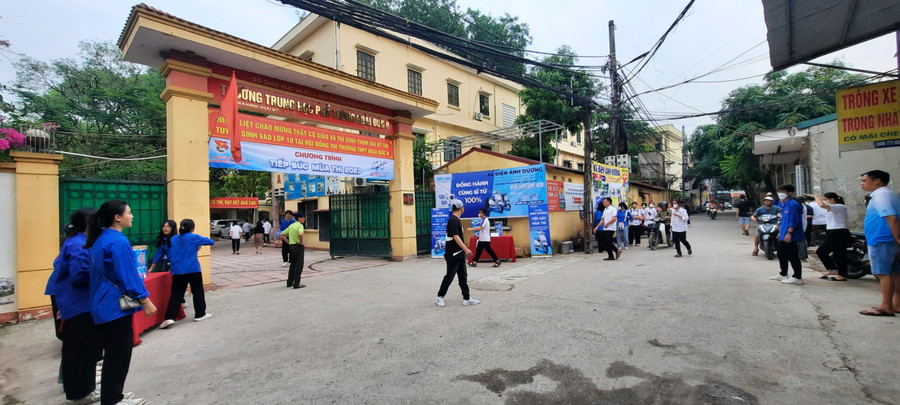 Ngay từ thời điểm 6h30 sáng, đã có nhiều thí sinh đến điểm thi Trường THPT Hoài Đức B. Ngay từ thời điểm 6h30 sáng, đã có nhiều thí sinh đến điểm thi Trường THPT Hoài Đức B.