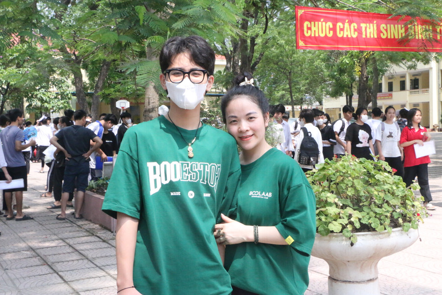 Chị Quỳnh Trang động viên con trai sau khi thi xong môn Ngữ văn sáng 10/6. Chị Quỳnh Trang động viên con trai sau khi thi xong môn Ngữ văn sáng 10/6.