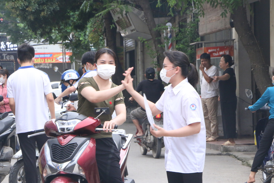 Mẹ truyền động lực cho con gái trước khi vào giờ thi. Mẹ truyền động lực cho con gái trước khi vào giờ thi.