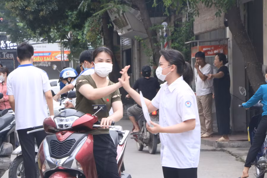 Mẹ truyền động lực cho con gái trước khi vào giờ thi.