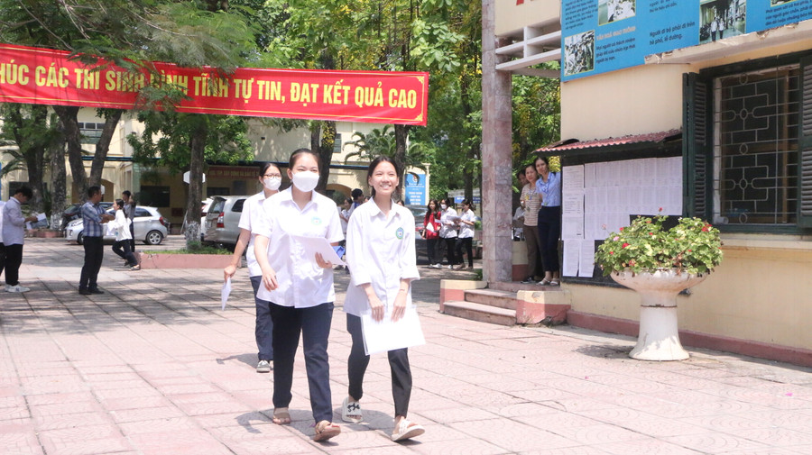 Các thí sinh ra khỏi phòng thi với gương mặt rạng ngời vì làm tốt bài thi. Các thí sinh ra khỏi phòng thi với gương mặt rạng ngời vì làm tốt bài thi.