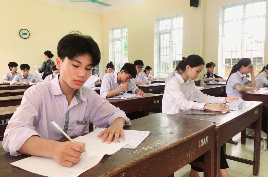 Các thí sinh điền thông tin cá nhân sau khi nhận tờ giấy thi. Các thí sinh điền thông tin cá nhân sau khi nhận tờ giấy thi.