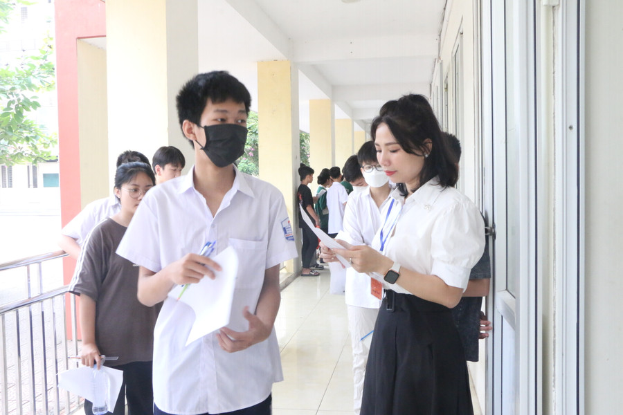 Còn tại Trường THPT Hoài Đức C, các thí sinh cũng đã được gọi vào phòng thi. Còn tại Trường THPT Hoài Đức C, các thí sinh cũng đã được gọi vào phòng thi.