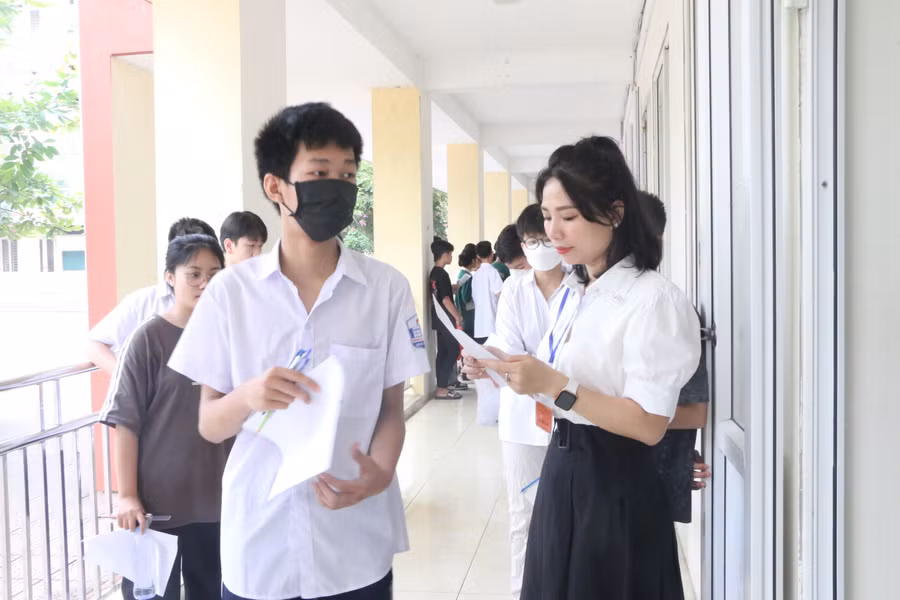 Còn tại Trường THPT Hoài Đức C, các thí sinh cũng đã được gọi vào phòng thi.