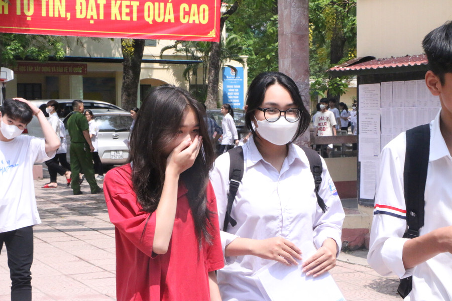 Nhiều thí sinh chia sẻ, các em còn khoảng 30 phút cuối để soát lại bài làm của mình. Nhiều thí sinh chia sẻ, các em còn khoảng 30 phút cuối để soát lại bài làm của mình.