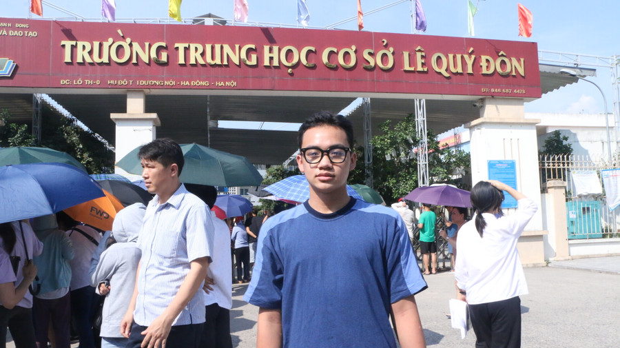 Nam sinh Lưu Quang Huy - học sinh lớp 9 Trường THCS Chu Văn An đánh giá đề thi Tiếng Anh không quá khó để giành điểm 8 trở lên. Nam sinh Lưu Quang Huy - học sinh lớp 9 Trường THCS Chu Văn An đánh giá đề thi Tiếng Anh không quá khó để giành điểm 8 trở lên.