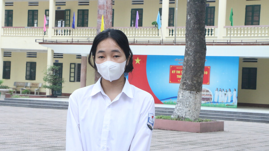 Nữ sinh Đỗ Thị Hoài Anh đến từ Trường THCS Vân Côn cho biết, mình chỉ đọc lướt qua các kiến thức đã học và sẵn sàng cho kỳ thi hôm nay. Nữ sinh Đỗ Thị Hoài Anh đến từ Trường THCS Vân Côn cho biết, mình chỉ đọc lướt qua các kiến thức đã học và sẵn sàng cho kỳ thi hôm nay.