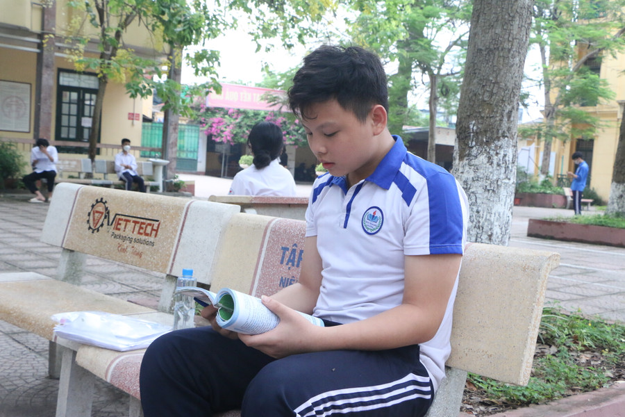 Nguyễn Anh Khôi - học sinh Trường THCS Yên Nghĩa tâm sự, em khá lo lắng và thức từ 3h đêm để chuẩn bị cho buổi thi đầu tiên. Nguyễn Anh Khôi - học sinh Trường THCS Yên Nghĩa tâm sự, em khá lo lắng và thức từ 3h đêm để chuẩn bị cho buổi thi đầu tiên.