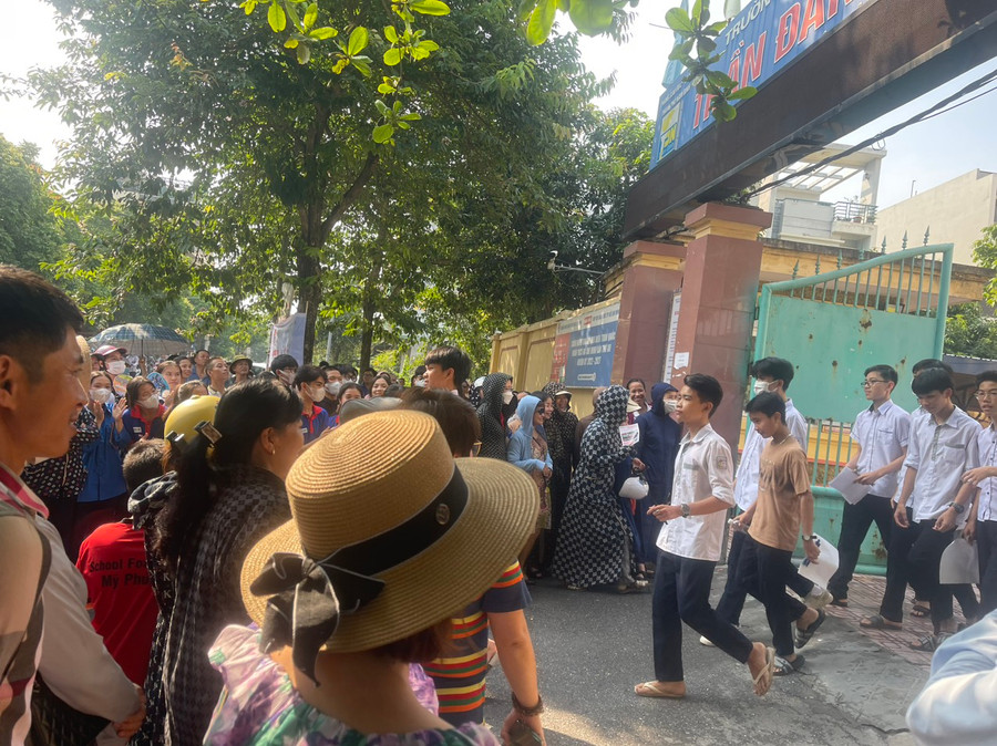 Các thí sinh ra khỏi phòng thi vào chiều 10/6 tại điểm thi Trường THCS Trần Đăng Ninh thuộc Hội đồng thi Trường THPT Trần Văn Lan. Các thí sinh ra khỏi phòng thi vào chiều 10/6 tại điểm thi Trường THCS Trần Đăng Ninh thuộc Hội đồng thi Trường THPT Trần Văn Lan.