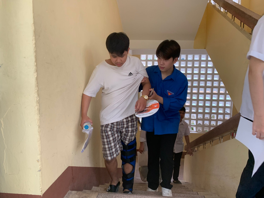 Nam sinh này mới bị tai nạn khiến chân bị đau nhưng vẫn quyết tâm đi thi. Nam sinh này mới bị tai nạn khiến chân bị đau nhưng vẫn quyết tâm đi thi.