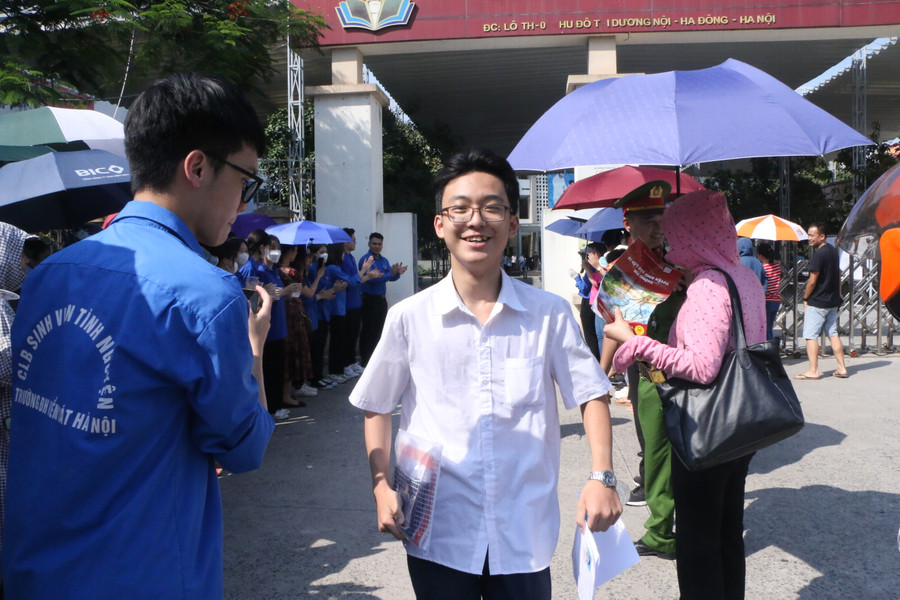 Thí sinh tự tin ra về sau buổi thi Ngoại ngữ chiều 10/6. Thí sinh tự tin ra về sau buổi thi Ngoại ngữ chiều 10/6.