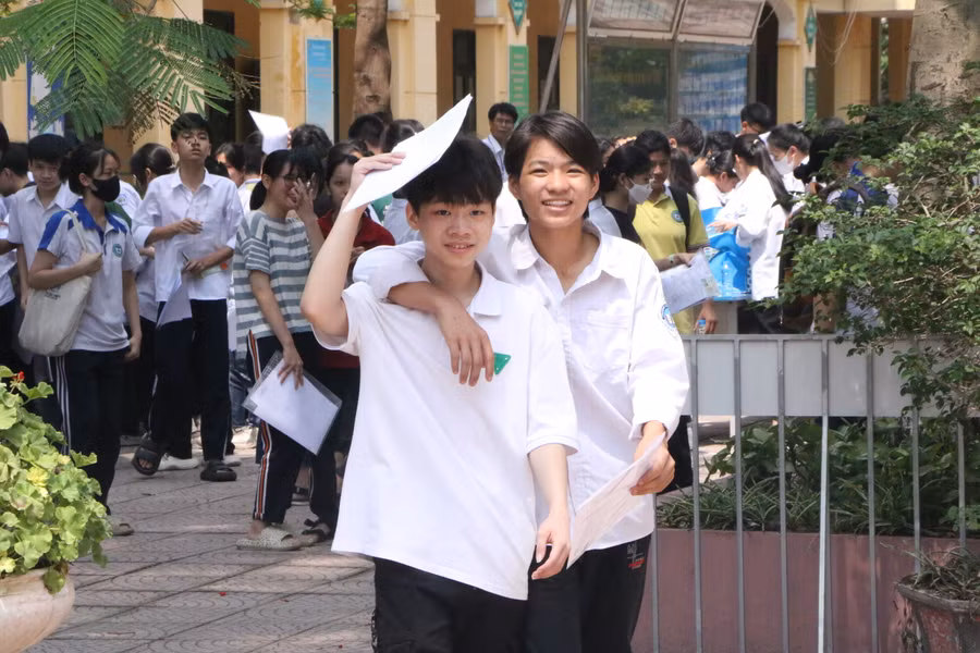 Các thí sinh ra về với tâm trạng thoải mái vì đề Tiếng Anh vừa sức, không quá khó.