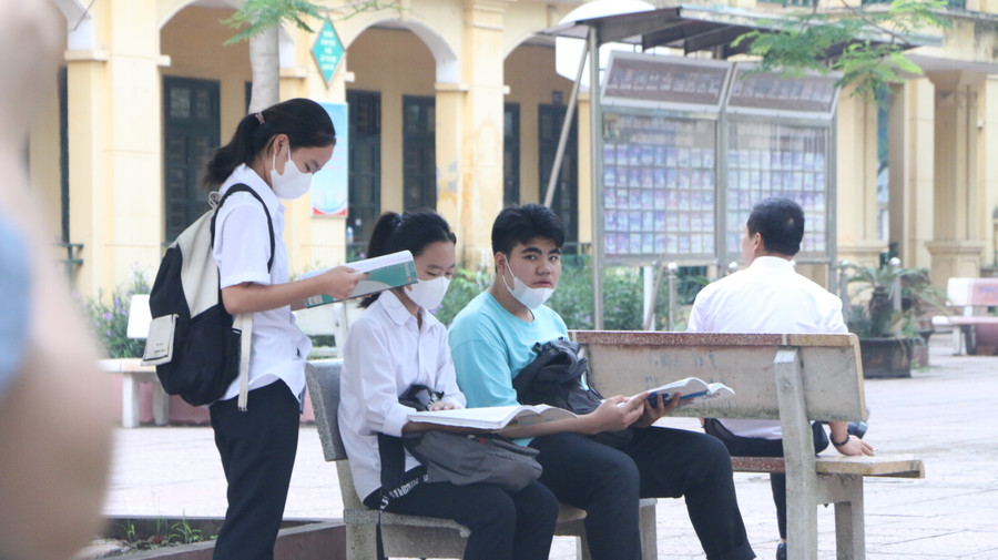 Nhiều em tranh thủ đọc lại một số kiến thức văn học trong lúc chờ gọi vào phòng thi. Nhiều em tranh thủ đọc lại một số kiến thức văn học trong lúc chờ gọi vào phòng thi.