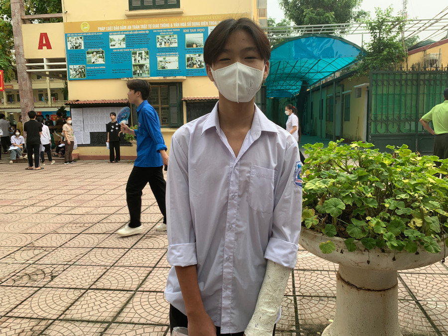 Nguyễn Đình Quang Anh - học sinh Trường THCS Dương Nội dù đau tay nhưng cũng tới trường dự thi. Nguyễn Đình Quang Anh - học sinh Trường THCS Dương Nội dù đau tay nhưng cũng tới trường dự thi.