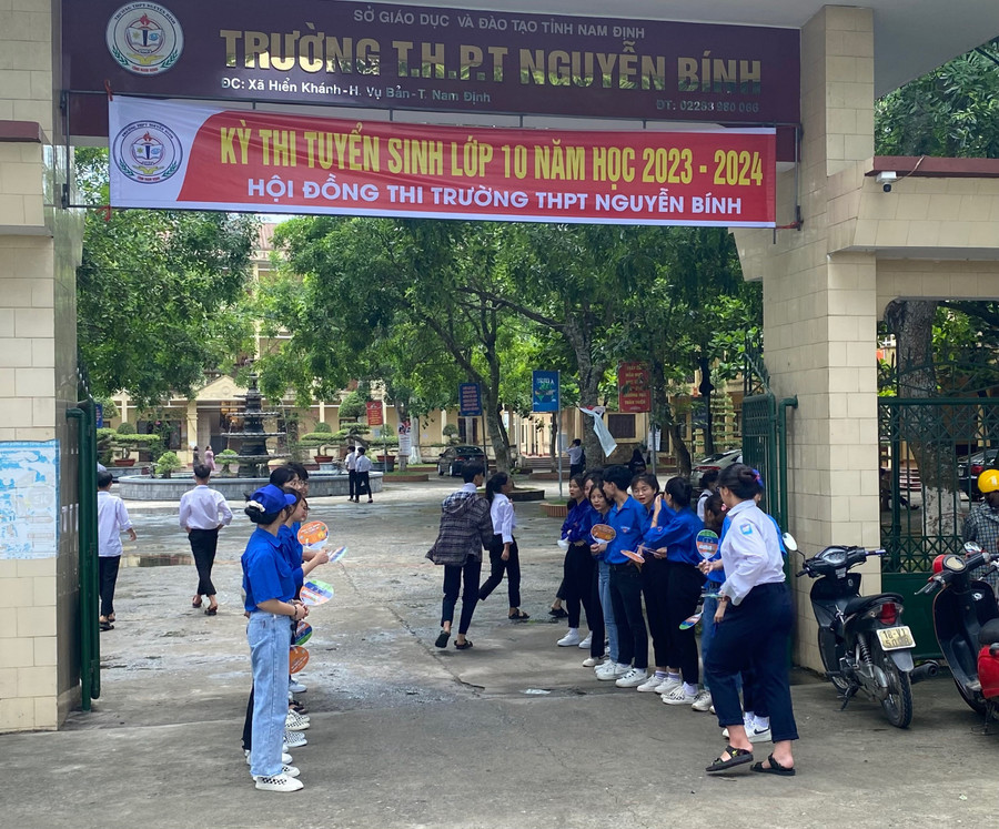 Thí sinh dự thi tại điểm thi Trường THPT Nguyễn Bính - huyện Vụ Bản. Thí sinh dự thi tại điểm thi Trường THPT Nguyễn Bính - huyện Vụ Bản.