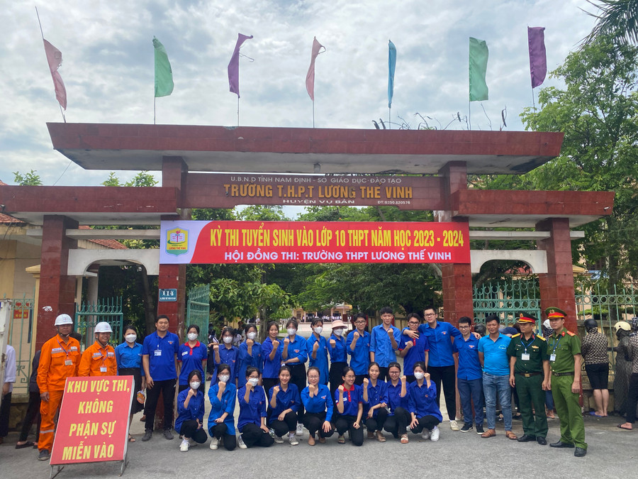 Các lực lượng thanh niên, Công an, quân đội, điện lực luôn túc trực tại các điểm thi. Các lực lượng thanh niên, Công an, quân đội, điện lực luôn túc trực tại các điểm thi.