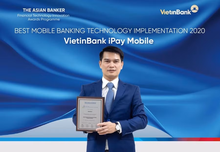 Ông Đàm Hồng Tiến - Giám đốc Khối Bán lẻ VietinBank nhận giải thưởng “Ứng dụng công nghệ ngân hàng trên điện thoại tốt nhất”.