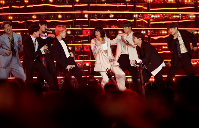 Dàn thần tượng Kpop khuấy động sân khấu Billboard 2019 với bản hit Boy with luv kết hợp cùng giọng ca người Mỹ Halsey. Dàn thần tượng Kpop khuấy động sân khấu Billboard 2019 với bản hit Boy with luv kết hợp cùng giọng ca người Mỹ Halsey.