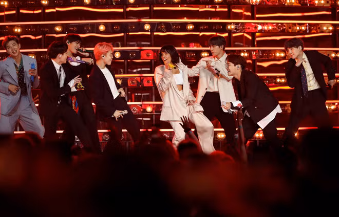 Dàn thần tượng Kpop khuấy động sân khấu Billboard 2019 với bản hit Boy with luv kết hợp cùng giọng ca người Mỹ Halsey.