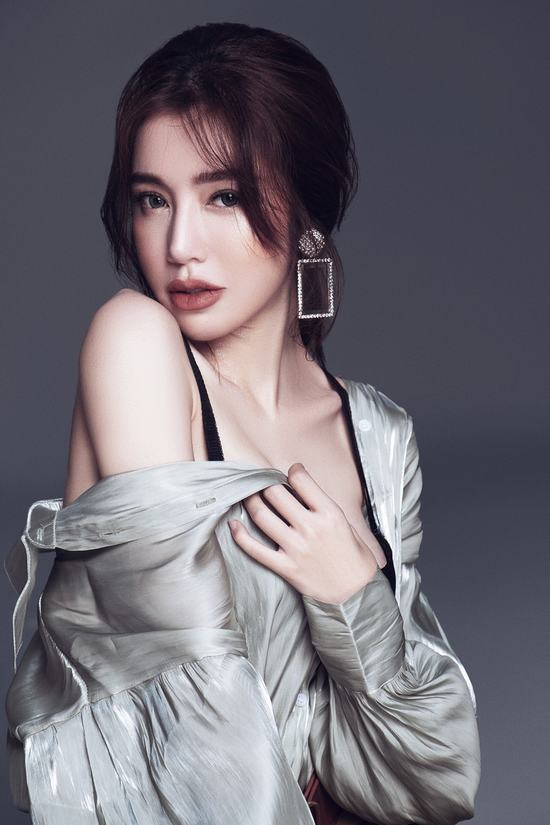 Elly Trần luôn chăm chút và chú trọng vẻ bề ngoài của mình. Elly Trần luôn chăm chút và chú trọng vẻ bề ngoài của mình.