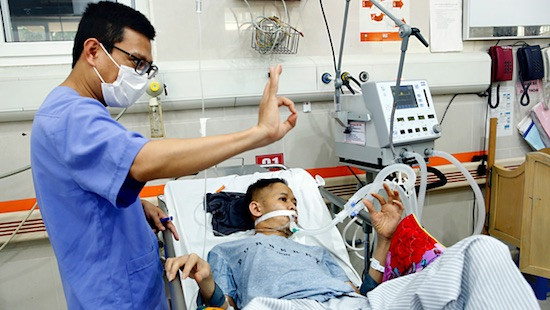 Bác sĩ hướng dẫn bệnh nhân làm theo động tác tay để kiểm tra các chức năng cơ thể sau chấn thương. Ảnh: Dương Ngọc. Bác sĩ hướng dẫn bệnh nhân làm theo động tác tay để kiểm tra các chức năng cơ thể sau chấn thương. Ảnh: Dương Ngọc.