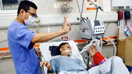 Bác sĩ hướng dẫn bệnh nhân làm theo động tác tay để kiểm tra các chức năng cơ thể sau chấn thương. Ảnh: Dương Ngọc. Bác sĩ hướng dẫn bệnh nhân làm theo động tác tay để kiểm tra các chức năng cơ thể sau chấn thương. Ảnh: Dương Ngọc.