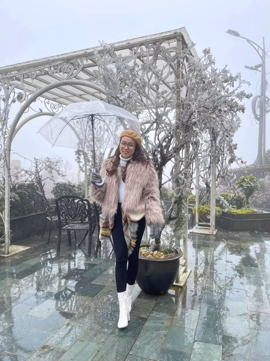 Du khách thích thú "check in" tại đỉnh đèo O Quý Hồ