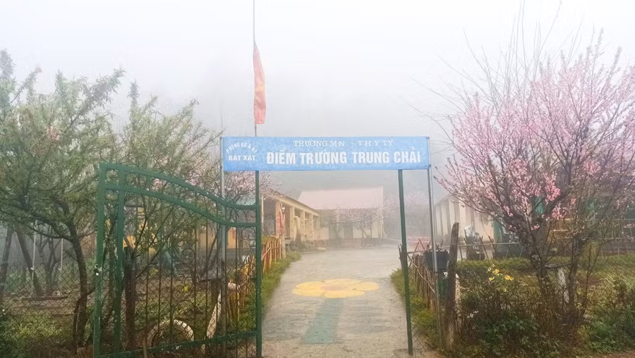 Nhiệt độ giảm sâu, các trường trên địa bàn xã Y Tý, huyện Bát Xát (Lào Cai) cho học sinh nghỉ học.