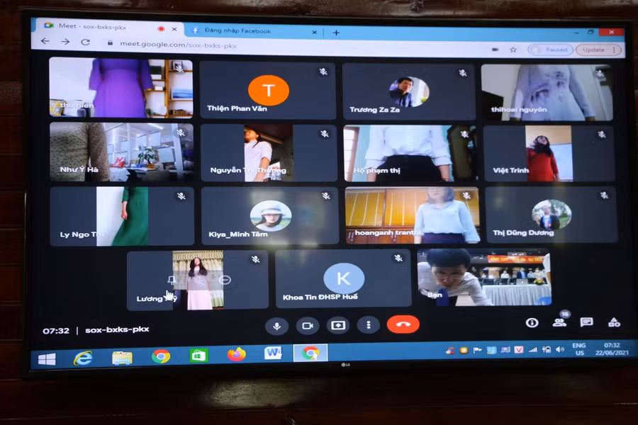 Lần đầu tiên Trường ĐHSP Huế tổ chức lễ tốt nghiệp và trao bằng ĐH hệ chính quy năm 2021 theo hình thức online.