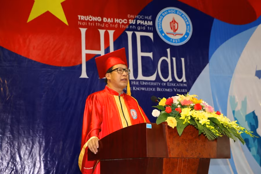 PGS.TS Lê Anh Phương Hiệu trưởng Trường ĐHSP Huế đọc diễn văn tại lễ tốt nghiệp theo hình thức online.