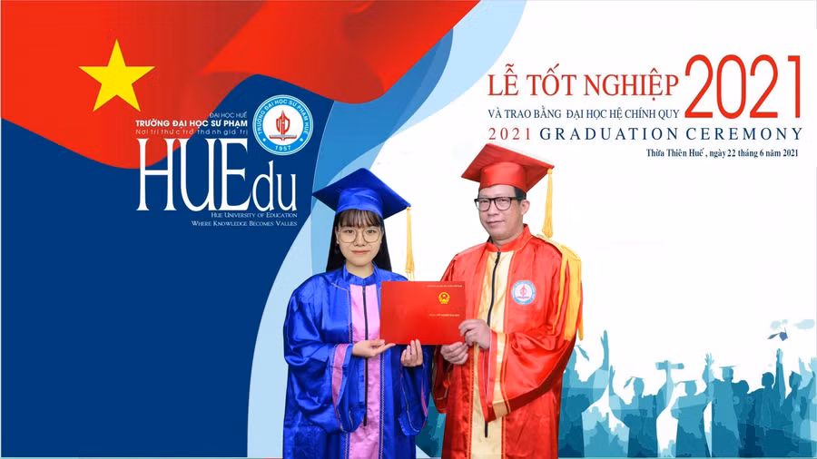 PGS.TS Lê Anh Phương trao bằng cho tân cử nhân Trần Thị Minh Tâm ngành Sư phạm Địa lý thủ khoa Trường ĐHSP Huế.