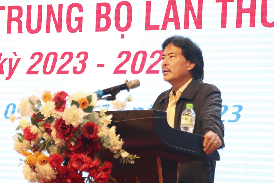 Ông Nguyễn Hùng Dũng - Phó Chủ tịch kiêm Tổng thư ký Hội Dầu khí Việt Nam phát biểu chỉ đạo đại hội. (Ảnh: Phạm Tâm).