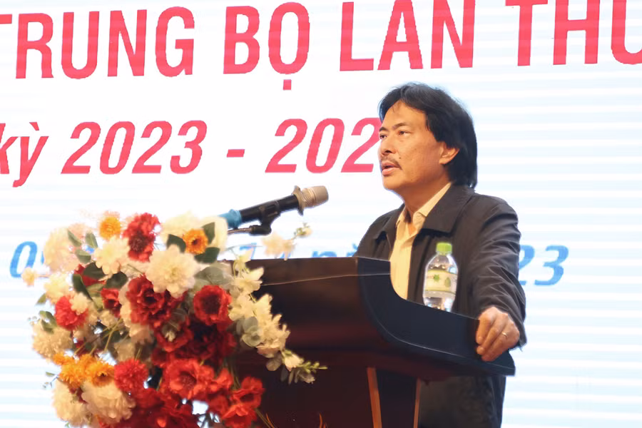 Ông Nguyễn Hùng Dũng - Phó Chủ tịch kiêm Tổng thư ký Hội Dầu khí Việt Nam phát biểu chỉ đạo đại hội. (Ảnh: Phạm Tâm).