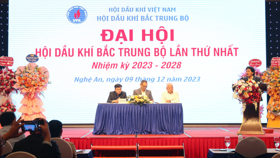 Đoàn Chủ tịch và Thư ký chủ trì buổi đại hội. (Ảnh: Phạm Tâm).