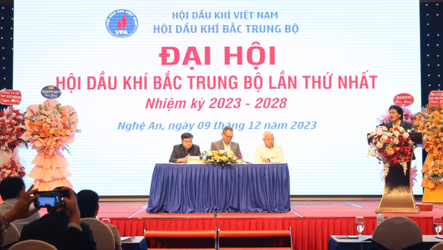 Đoàn Chủ tịch và Thư ký chủ trì buổi đại hội. (Ảnh: Phạm Tâm).