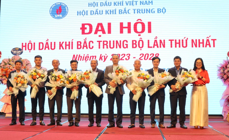 Thành viên Ban chấp hành Hội Dầu khí Bắc Trung Bộ nhiệm kỳ 2023-2028 nhận hoa chúc mừng. (Ảnh: Phạm Tâm)