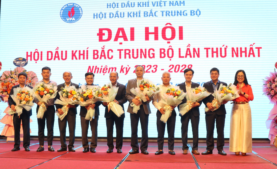 Thành viên Ban chấp hành Hội Dầu khí Bắc Trung Bộ nhiệm kỳ 2023-2028 nhận hoa chúc mừng. (Ảnh: Phạm Tâm)